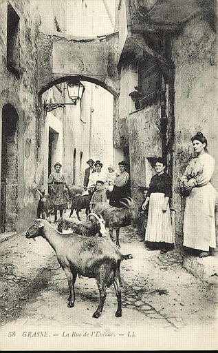 58. GRASSE - LA RUE DE L'EVECHE_0