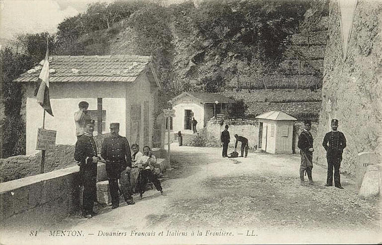 81. MENTON - DOUANIERS FRANCAIS ET ITALIENS A LA FRONTIERE_0