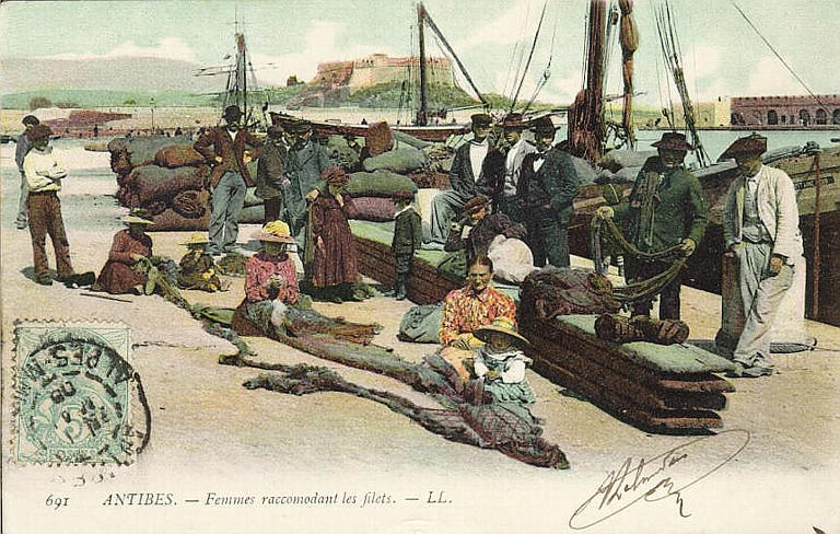 691 ANTIBES - FEMMES RACOMMODANT LES FILETS_0