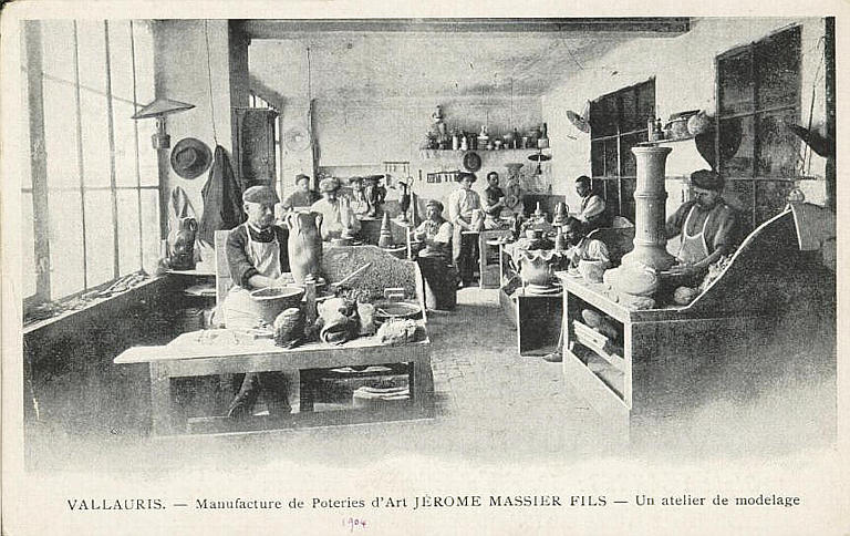 VALLAURIS - MANUFACTURE DE POTERIES D'ART JEROME MASSIER FILS - UN ATELIER DE MODELAGE_0