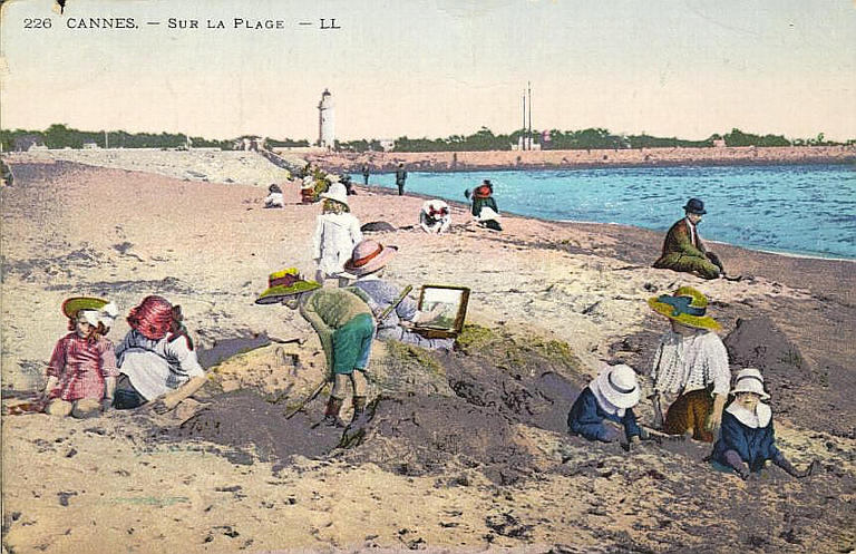 226. CANNES - SUR LA PLAGE_0