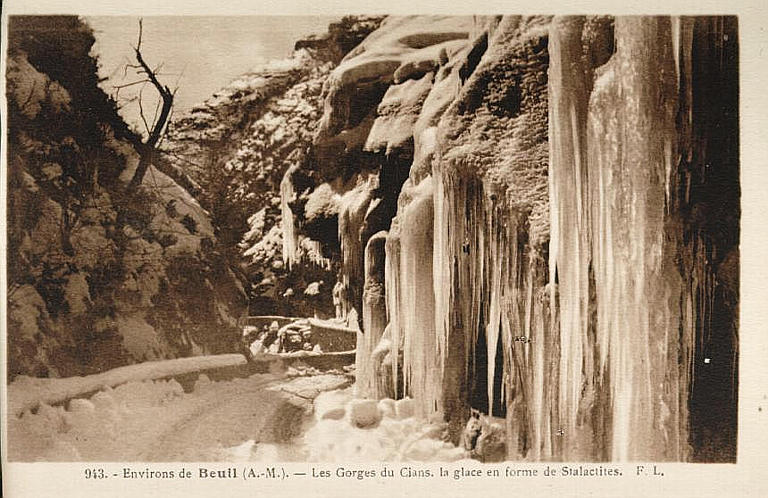 943. ENVIRONS DE BEUIL (A.-M.) - LES GORGES DU CIANS - LA GLACE EN FORME DE STALACTITES_0