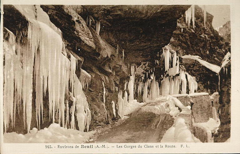 945. ENVIRONS DE BEUIL (A.-M.) - LES GORGES DU CIANS ET LA ROUTE_0