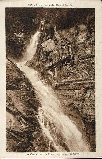 982. ENVIRONS DE BEUIL (A.-M.) / UNE CASCADE SUR LA ROUTE DES GORGES DU CIANS_0