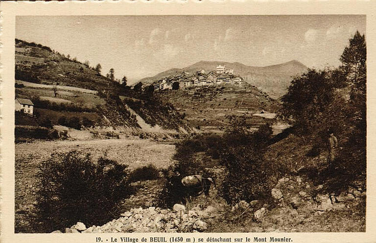 19 LE VILLAGE DE BEUIL (1450 M) SE DETACHANT SUR LE MONT MOUNIER_0
