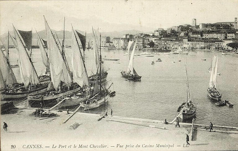 20 CANNES - LE PORT ET LE MONT-CHEVALIER - VUE PRISE DU CASINO MUNICIPAL_0