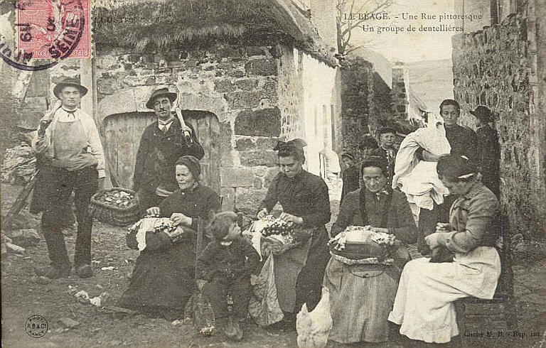 LE BEAGE - UNE RUE PITTORESQUE / UN GROUPE DE DENTELLIERES_0