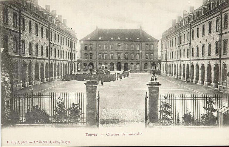 TROYES - Caserne Beurnonville (caractères rouges)_0