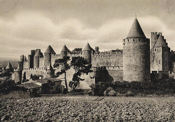 LL. 35 - CARCASSONNE - La Cité. Côté du Midi_0
