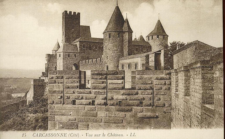 15 CARCASSONNE (Cité). - Vue sur le Château_0