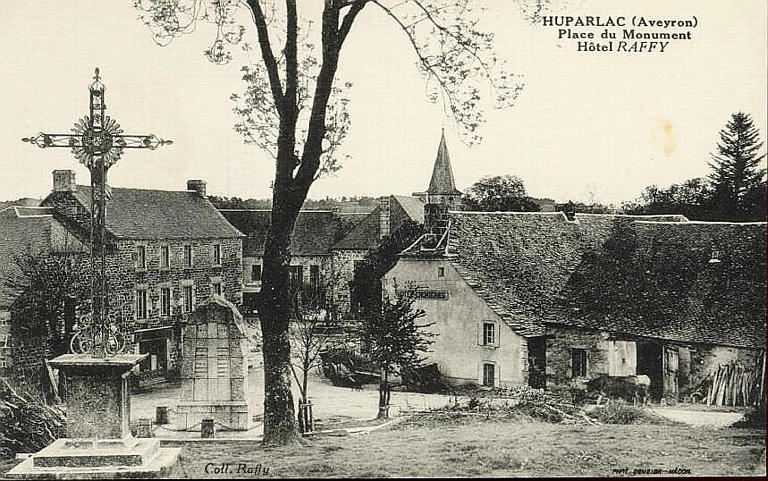 HUPARLAC (AVEYRON) / PLACE DU MONUMENT / HOTEL RAFFY_0