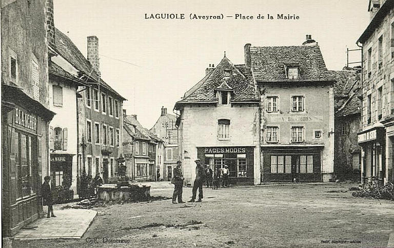 LAGUIOLE (AVEYRON) - PLACE DE LA MAIRIE_0