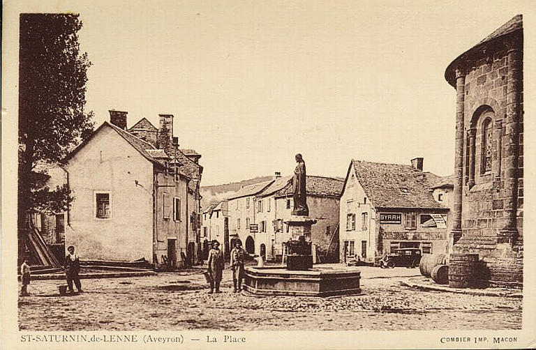 SAINT-SATURNIN-DE-LENNE (AVEYRON) - LA PLACE_0