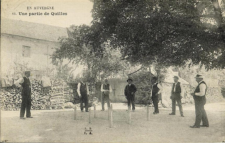 EN AUVERGNE 16 - UNE PARTIE DE QUILLES_0