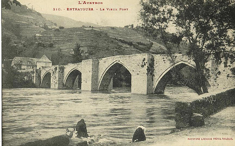 L'AVEYRON / 210. - ENTRAYGUES. - LE VIEUX PONT (caractères rouges)_0