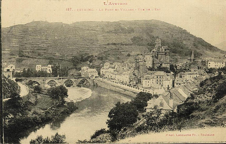 L'AVEYRON / 197. - ESTAING. - LE PONT ET LE VILLAGE - VUE DE L'EST (caractères rouges)_0