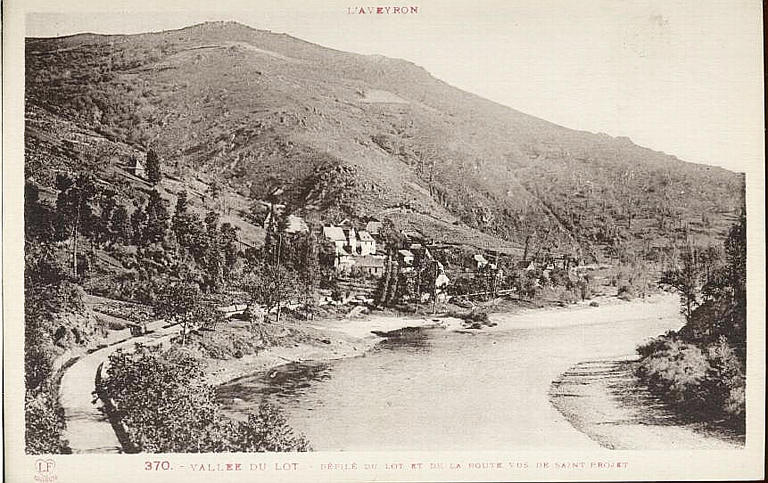 L'AVEYRON (en haut) / 370. - VALLEE DU LOT. - DEFILE DU LOT ET DE LA ROUTE VUS DE SAINT-PROJET (en bas, caractères rouges)_0