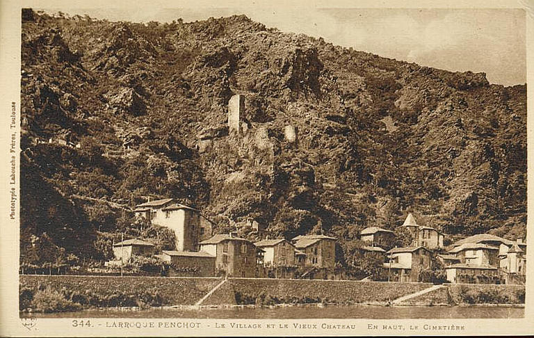 344. - LARROQUE PENCHOT - LE VILLAGE ET LE VIEUX CHATEAU EN HAUT LE CIMETIERE_0