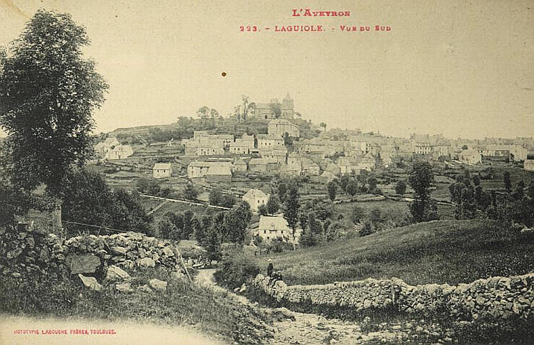 L'AVEYRON / 223. - LAGUIOLE - VUE DU SUD (caractères rouges)_0