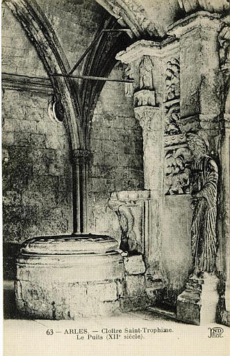 63 ARLES - CLOITRE SAINT-TROPHIME, LE PUITS (XIIe SIECLE)_0