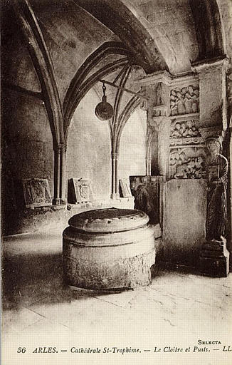 36 ARLES - CATHEDRALE ST-TROPHIME. -LE CLOITRE ET LE PUITS_0