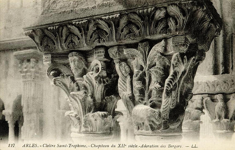 127 ARLES - CLOITRE ST-TROPHIME. CHAPITEAU XIIe SIECLE. ADORATION DES BERGER_0