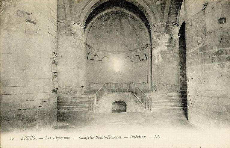 50 ARLES - LES ALISCAMPS. CHAPELLE ST HONORAT. INTERIEUR_0
