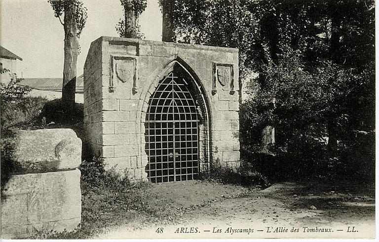 48 ARLES - LES ALYSCAMPS - L'ALLEE DES TOMBEAUX_0