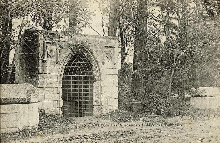 16 ARLES - LES ALISCAMPS - L'ALLEE DES TOMBEAUX_0