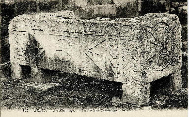 147 ARLES - LES ALYSCAMPS. -UN TOMBEAU CARLOVINGIEN_0