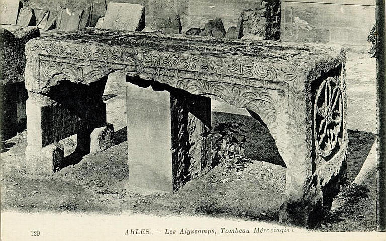 129 ARLES - LES ALYSCAMPS, TOMBEAU MEROVINGIEN_0