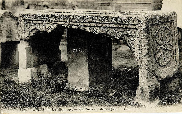 148 ARLES - LES ALYSCAMPS. - UN TOMBEAU MEROVINGIEN_0