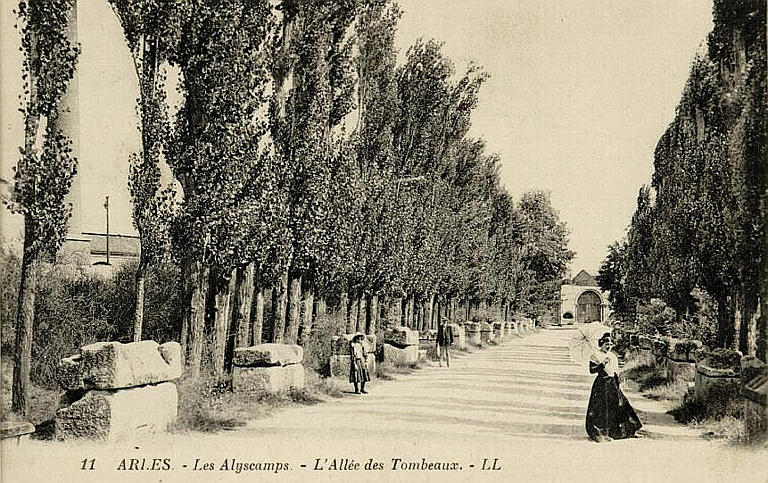 11 ARLES - LES ALYSCAMPS. - L'ALLEE DES TOMBEAUX_0