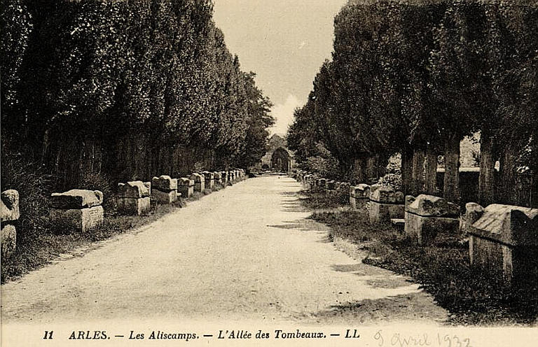 11 ARLES - LES ALISCAMPS. - L'ALLEE DES TOMBEAUX_0