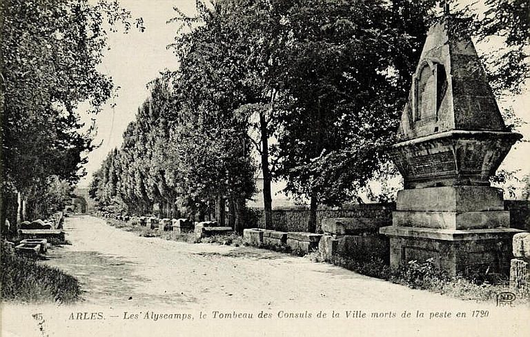 15 ARLES - LES ALYSCAMPS. TOMBEAU CONSULS MORTS DE LA PESTE EN 1720_0