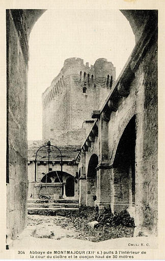 304 ABBAYE DE MONTMAJOUR - PUITS A L'INTERIEUR DU CLOITRE ET LE DONJON DE 30M_0