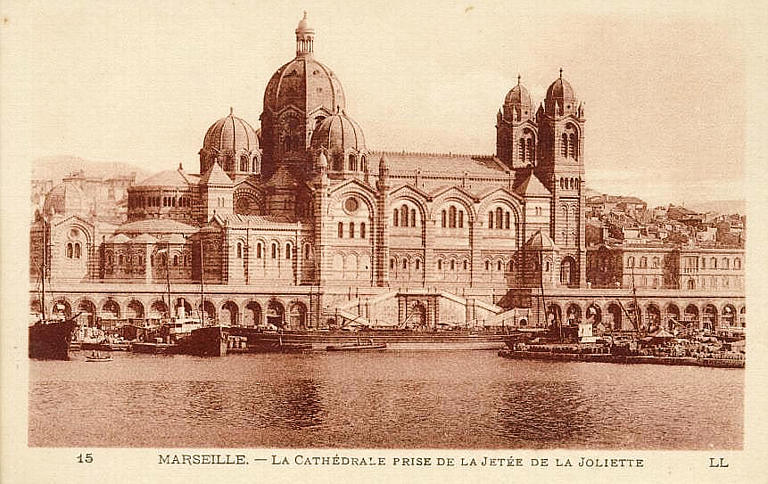 15 MARSEILLE - LA CATHEDRALE PRISE DE LA JETEE DE LA JOLIETTE_0