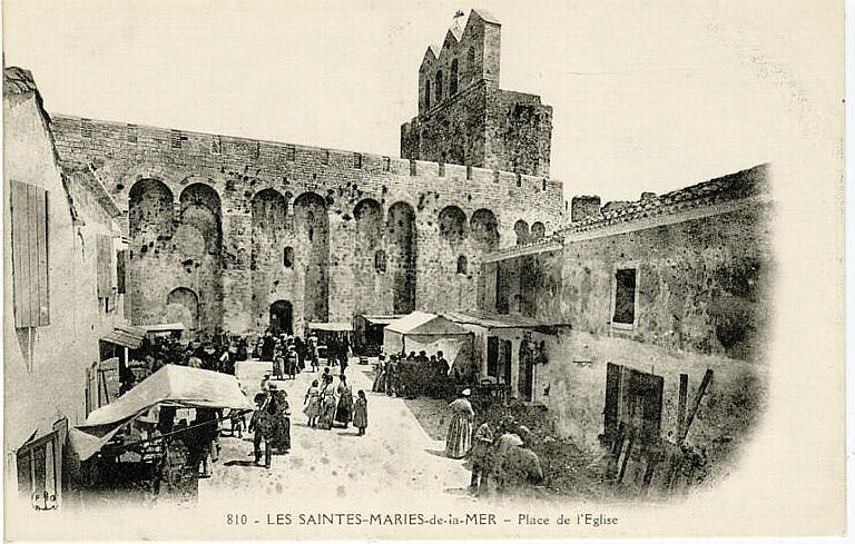 810 LES SAINTES-MARIES-DE-LA-MER - PLACE DE L'EGLISE_0