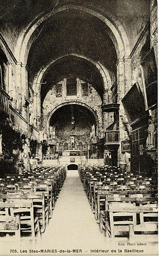 705 LES SAINTES-MARIES-DE-LA-MER - INTERIEUR DE LA BASILIQUE_0
