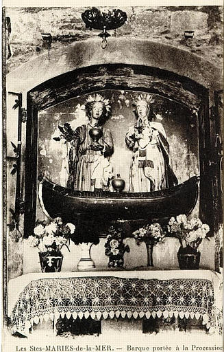LES SAINTES-MARIES-DE-LA-MER - BARQUE PORTEE A LA PROCESSION_0