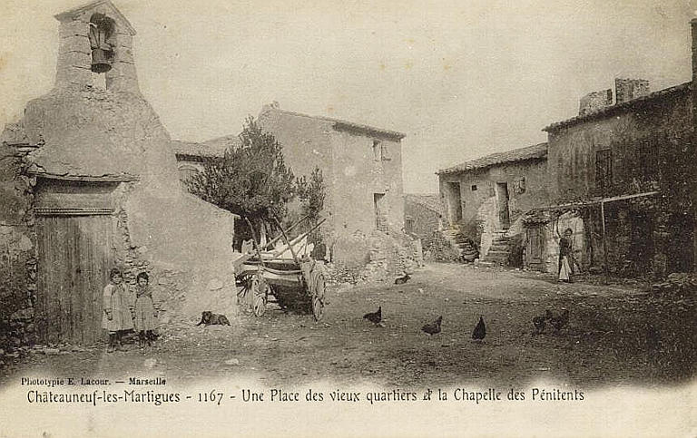1167 CHATEAUNEUF-LES-MARTIGUES - UNE PLACE DES VIEUX QUARTIERS ET LA CHAPELLE DES PENITENTS_0