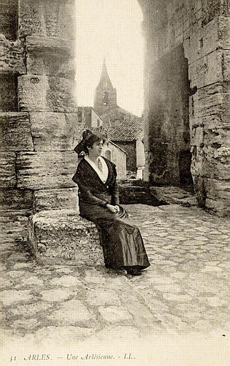 61 ARLES - UNE ARLESIENNE_0