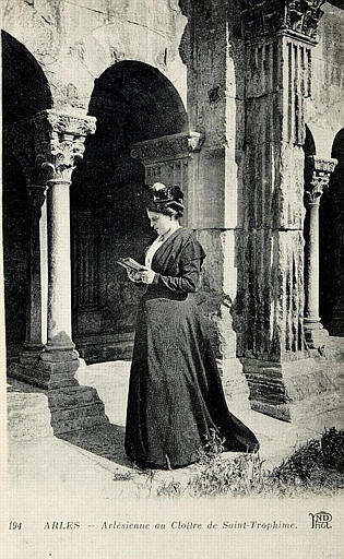194 ARLES - ARLESIENNE AU CLOITRE DE SAINT-TROPHIME_0
