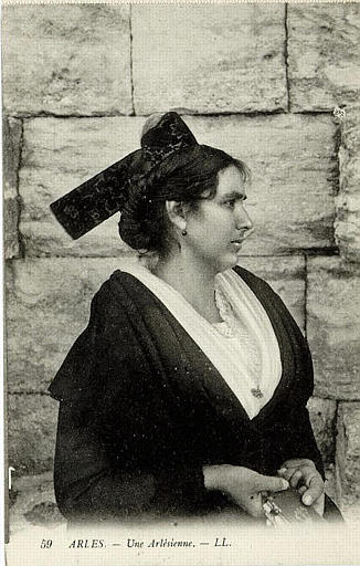 59 ARLES - UNE ARLESIENNE_0