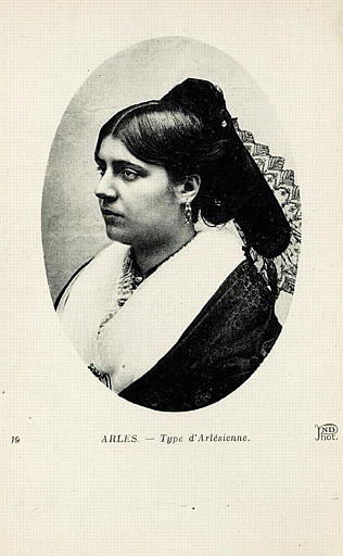 19 ARLES - TYPE D'ARLESIENNE_0