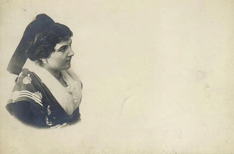 PORTRAIT DE FEMME EN COSTUME (titre factice)_0