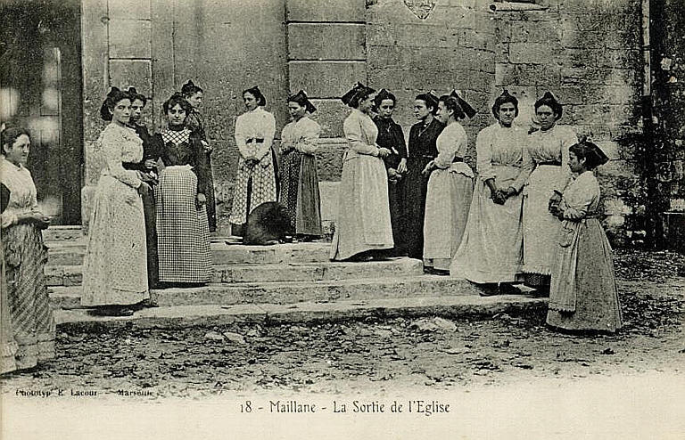 18 MAILLANE - LA SORTIE DE L'EGLISE_0