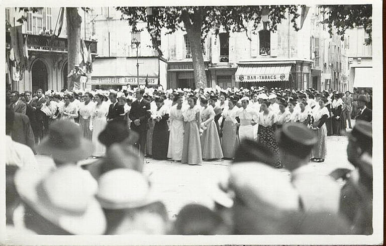 ARLES - CONSECRATION DES ARLESIENNES_0