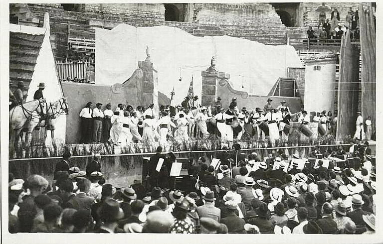 ARLES - REPRESENTATION DE L'ARLESIENNE_0