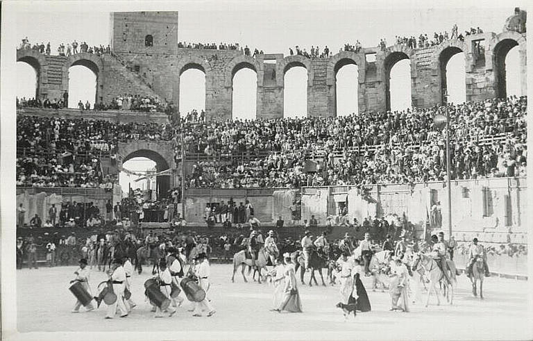 ARLES - DISTRIBUTION DE PRIX FOLKLORIQUES_0